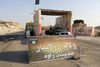 Her regerer Islamisk Stat, gøres der tydeligt opmærksom på ved et checkpoint ved byen Anwah i Anbar-provinsen, der er erobret fra den irakiske hær. Arkivfoto: AP