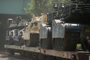 I et diplomatisk forsøg på at få Tyskland til at sende sine Leopard 2 kampvogne til Ukraine, vender USA 180 grader og er nu også klar til at sende sine M1 Abrams kampvogne til Ukraine. Det skriver flere medier.