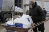 I Semonovka, Østukraine, har en ældre kvinde fået humanitær hjælp fra EU læsset på sin trillebør. Foto: Efrem Lukatskij/AP