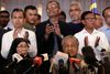 Den 92-årige oppositionsleder, Mahathir Mohamad (siddende i forgrunden), var relativt tidligt ude og erklære, at Håbets Alliance havde sikret sig et flertal. Foto: Andy Wong/AP
