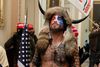 Jacob Anthony Chansley, der blev kendt som "QAnon Shaman" under stormen på Kongressen i Washington D.C. den 6. januar, blev onsdag idømt en fængselsstraf på tre år og fem måneder. Arkivfoto: Saul Loeb/Ritzau Scanpix