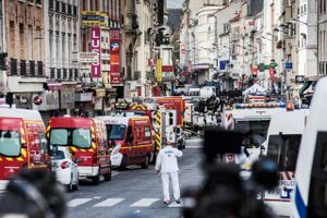 Saint-Denis var en krigszone onsdag formiddag, da politiet stormede en dæklejlighed med fem formodede terrorister.