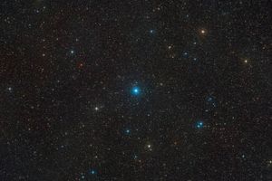Det sorte hul er usynligt, men de to stjerner, der kredser om hullet, kan ses i stjernebilledet Kikkerten. Dette foto viser den region af himlen, hvor stjernebilledet og de to stjerner samt det sorte hul befinder sig. Foto: ESO/Digitized Sky Survey 2/Davide De Martin