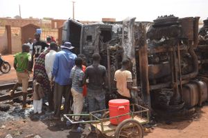 Residents look at a calcined tanker truck after an explosion which killed more than 55 people near the airport of Niamey on May 6, 2019. - Fifty-five people died in Niger's capital Niamey overnight when an overturned tanker truck exploded as crowds tried to collect spilt fuel, authorities and witnesses said May 6. Foto: Boureima Hama/AFP  