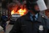 En limousine er blevet sat i brand af demonstranter i kølvandet på indsættelsen af Donald Trump som ny amerikansk præsident. Foto: AP Images.
