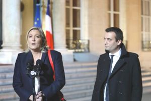Marine Le Pen leder Front National. Her ses hun med partiets næstformand, Florian Philippot (t.h.), som er homoseksuel. Foto: Jacques Brinon/AP