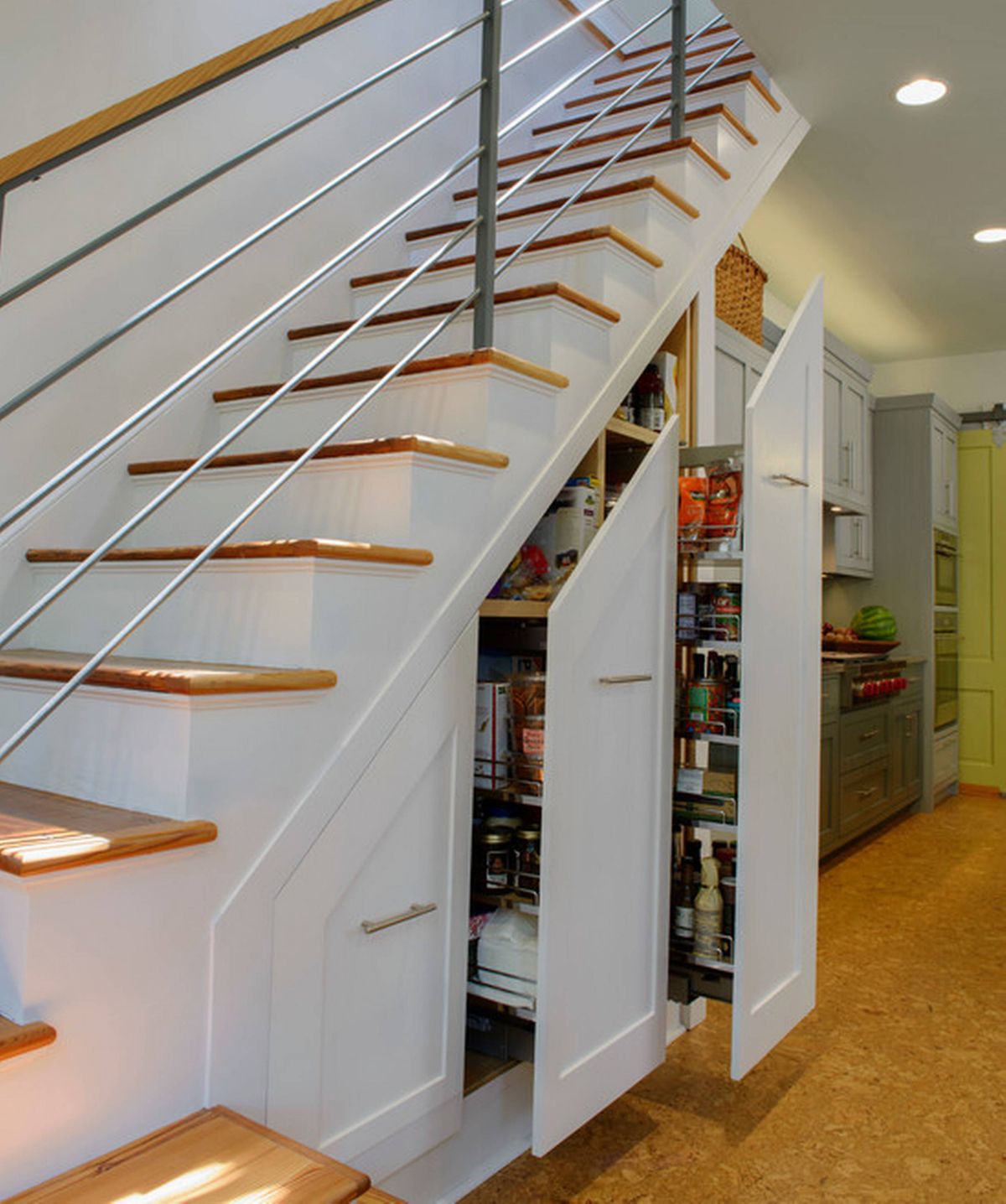 Шкаф купе под лестницей. Шкаф под лестницей. Под лестницей на второй этаж. Полки под лестницей. Пространство под лестницей.