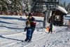 Kenneth Bøggild fra Danmarks Skiforbund ser ofte, at forældre de første par sæsoner selv prøver at lære børnene at stå på ski, og så måske sender dem på skiskole et par gange. Men det er ikke helt nok. Foto: Peter Hauerbach