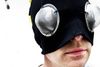 Børne- og ungdomsforfatter Kenneth Bøgh Andersen med "Antboy"-maske.