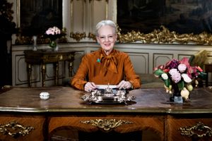 Dronning Margrethe holder sin 51. nytårstale for danskerne, hvor søens folk, Grønland og de udsendte med garanti vil blive nævnt. Men hvad med den høje bølgegang inden for kongehusets egne vægge?