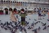 Markuspladsen i Venedig er kendt for sine mange duer, som turister gerne leger med. Masseturisme har i årevis været en stor udfordring i den verdensberømte by, til gene for både lokale og turisterne selv. Foto: Kasper Heden Andersen