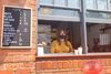 Fra midnat til onsdag vil folk frit kunne forlade deres hjem, mens restauranter, caféer, butikker, barer og hoteller får lov at genåbne. Foto: Ian Ransom/Reuters