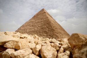 Pyramider og pottesælgersker. Franske fotografier og fornemme forfattere. En rejse i Egypten er en visuel eksplosion, og alt, man ser, er skygger af andre billeder.