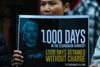 Demonstranter markerede forleden foran Ecuadors ambassade i London, at Julian Assange nu har tilbragt 1.000 dage indenfor. Foto: Alastair Grant/AP