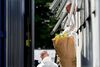 Politiet er i færd med at fylde sække med skunkplanter fra et gartneri i Rødovre, der blev rømmet i august. Foto: Jesper Mortensen