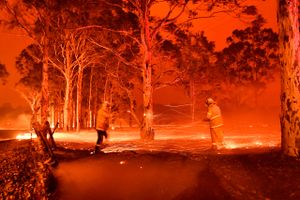 Voldsomme skovbrande øst for hovedstaden Canberra har skabt sit eget vejrsystem med storme, lyn og tornadoer.
