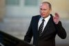 Vladimir Putin havde svært ved at høre pressefolkenes spørgsmål på vejen væk fra Elysée-palæet. Spørgsmålet er, om han har hørt de europæiske signaler i Paris. Foto: Alexander Zemlianichenko/AP