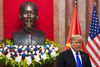 Præsident Donald Trump ved en buste af en af USA's tidligere dødsfjender, kommunistlederen Ho Chi Minh. Foto: Saul Loeb/AFP