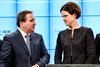 Den svenske statsminister, Stefan Löfven, har ifølge flere grund til at glæde sig over Anna Kinberg Batras (th.) seneste udmelding. Arkivfoto: Henrik Montgomery/AP/TT
