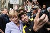 54 pct. af de godt tusind adspurgte tyskere er tilfredse eller meget tilfredse med Merkel, fremgår det af undersøgelsen ARD-Deutschlandtrend; det er fem procentpoint højere end for en måned siden.
