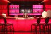 I Air France La Première Lounge i Charles de Gaulle-lufthavnen finder man en funky rød bar med champagne og cocktails. Foto: Kenneth Karskov
