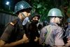 Bevæbnet politi holder civile væk fra gerningsstedet i Dhaka, hvor en gidseltagning har fundet sted. Der meldes om flere sårede ved angrebet. Foto: AP