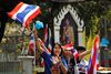 Demonstranter i Bangkok, der ønsker regeringens afgang. Protestbevægelsens ledelse vil overdrage magten til en kommission, der skal reformere et politiske system og derefter udskrive valg. Foto: Wally Santana/AP