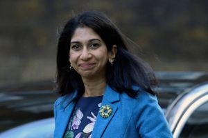 Suella Braverman blev tvunget til at træde tilbage fra posten som indenrigsminister i Storbritannien, men efter blot seks dage blev hun ganske kontroversielt genindsat på den samme post. Nu drømmer hun om at se det første fly lette mod Rwanda med migranter.