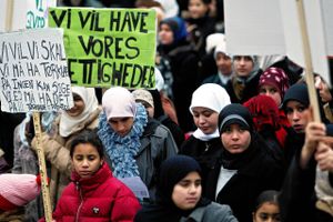 Faktum er, at muslimer med minoritetsbaggrund er mere religiøse end trosfæller i oprindelseslandet, og i sidste ende handler det ikke om de små piger, men om forældrenes protest mod det danske samfund. Derfor bør disse mennesker ikke være i Danmark, men i et land, der lever op til deres forventninger om, hvordan et samfund bør være, mener Chadi El-Cheikh Hassan. Arkivfoto: Ole Lind