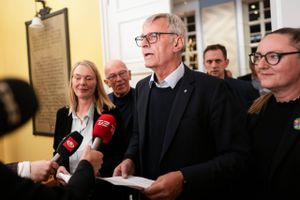 Der var lagt op til præsidentvalg i Kolding mellem de to tidligere ministre Eva Kjer Hansen (V) og Villy Søvndal (SF). Men det blev en helt tredje, 71-årige Knud Erik Langhoff (K), der kunne samle et flertal.