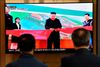 Fotoet viser Kim Jong-un iført en sort Mao-dragt i færd med at klippe en rød snor over. Foto: Jung Yeon-je / AFP