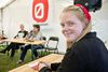Johanne Kildegaard går i 9. klasse, er medlem af Socialistisk Ungdomsfront og så er hun frivillig for Enhedslisten i forbindelse med valgkampen. Foto: Lars Krabbe