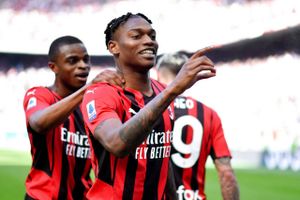 AC Milan hentede tre vigtige point og konsoliderede sin førsteplads, da klubben søndag slog Fiorentina.