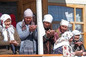 Murgab, Pamir. Familiens kvinder beder en fælles bøn, inden fåret skal slagtes til en bryllupsfest. 