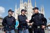 En kinesisk politibetjent trykker hånd med en kollega fra Italien foran Milanos domkirke. En ny aftale mellem Kina og Italien betyder, at der kommer kinesiske politibetjente på gaden i Milano og Rom for at beskytte de over tre millioner årlige kinesiske turister i landet.