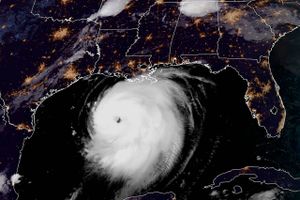 Orkanen forventes især at ramme hårdt i grænseområdet mellem Texas og Louisiana, og større områder er evakueret.