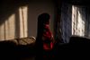 Sadia Hassan Hussein Ali, 33 år, Trige ved Aarhus, er fra Somalia. Hun bor alene med seks børn og står efter jobprøvning uden job. Foto: Joachim Ladefoged