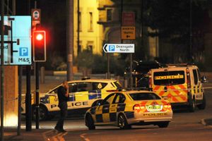 Bevæbnet politi blokerer en vej nær Manchester Arena efter terrorangreb. Foto: Rui Vieira/AP