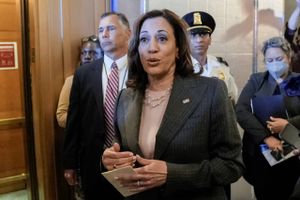 Vicepræsident Kamala Harris havde den afgørende stemme, da økonomisk pakke blev stemt igennem i Senatet i USA.