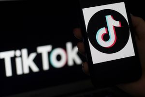 Den populære videoapp TikTok er blevet kritiseret kraftigt for at stjæle og bruge oplysninger fra de brugere, der downloader appen. Foto: Olivier Douliery/AFP