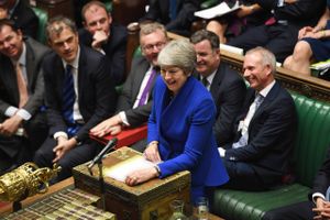Theresa May taler her for sidte gang i det britiske parlament som premierminister. Foto: Jessica Taylor/AFP
    A handout photograph taken and released by the UK Parliament on July 24, 2019 shows Britain's Prime Minister Theresa May taking part in her last Prime Minister's Questions (PMQ's) at the Houses of Parliament in central London. (Photo by JESSICA TAYLOR / various sources / AFP) / EDITORS NOTE THE IMAGE HAS BEEN DIGITALLY ALTERED AT SOURCE TO OBSCURE VISIBLE DOCUMENTS - RESTRICTED TO EDITORIAL USE - NO USE FOR ENTERTAINMENT, SATIRICAL, ADVERTISING PURPOSES - MANDATORY CREDIT " AFP PHOTO /JESSICA TAYLOR/ UK Parliament"
  