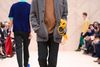 Fra Burberry Prorsum-kollektionen: grå jakke af kashmiruld til 17.500 kr., T-shirt til 1.900 kr., mørkegrønne bukser til 5.700 kr., slips til 1.900 kr., lædermulepose til 4.700 kr. og ruskindssko til 3.300 kr.
