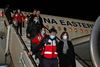 Et kinesisk hold af læger og sygeplejersker og andre corona-eksperter lander i Roms Fiumicino-lufthavn for at blive sat ind i Italiens kamp mod covid-19. Kina har nu tre hold i Italien og yderligere fire medicinske hold i andre lande. Med i flyet var også mange tons medicin og medicinsk udstyr. Foto: ANSA/AFP