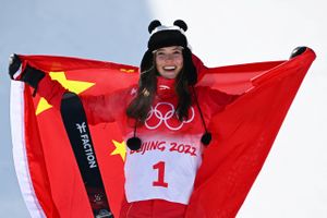 Eileen Gu, der er født i USA, men stiller op for Kina, kan føje OL-guld i halfpipe til medaljesamlingen.