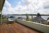 Ovenpå tilbygningen er en ugenert terrasse med udsigt over Kolding Fjord. På terrassedækket er lagt sydafrikansk hårdt træ. Terrassen er en af familiens nye yndlingspladser.