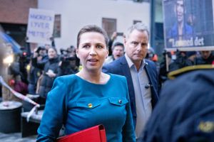 Embedsmænd har i Minkkommissionen koblet statsminister Mette Frederiksens pressemøde til et omstridt myndighedsbrev og politiets udskældte opkald til minkavlere i november 2020. Vidneudsagnene rejser grundlæggende spørgsmål om, hvor meget en statsminister kan være involveret i en beslutning, uden at ansvaret følger med, vurderer jurister.