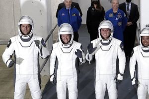 Efter flere udskydelser på grund af vejrforhold og sygdom er fire astronauter tilbage fra rumstation.