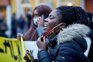 Et dramatisk døgn på Bornholm. En dom på 14 års fængsel til to brødre blev fulgt op af en bus med demonstranter fra Black Lives Matter, der ville bekæmpe racisme.  