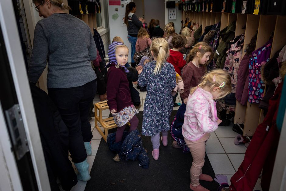 Økonomisk morads på Hanstholm Havn rammer nu borgere i hele Thisted Kommune. Børn i landsbyen Sennels må vente endnu et år på deres nye børnehave, ligesom bilisterne i kommunen må leve med huller i vejene. I andre havne bruges Hanstholm som et skræmmeeksempel på, hvor galt det kan gå.