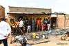 Indbyggere i landsbyen Solhan i Niger, som blev angrebet i sidste måned. Mindst 49 mennesker er blevet dræbt ved et nyt angreb søndag. De fleste af de dræbte var dog fra gruppen, som udførte angrebet. Foto: Prime Minister's Press Service/Reuters